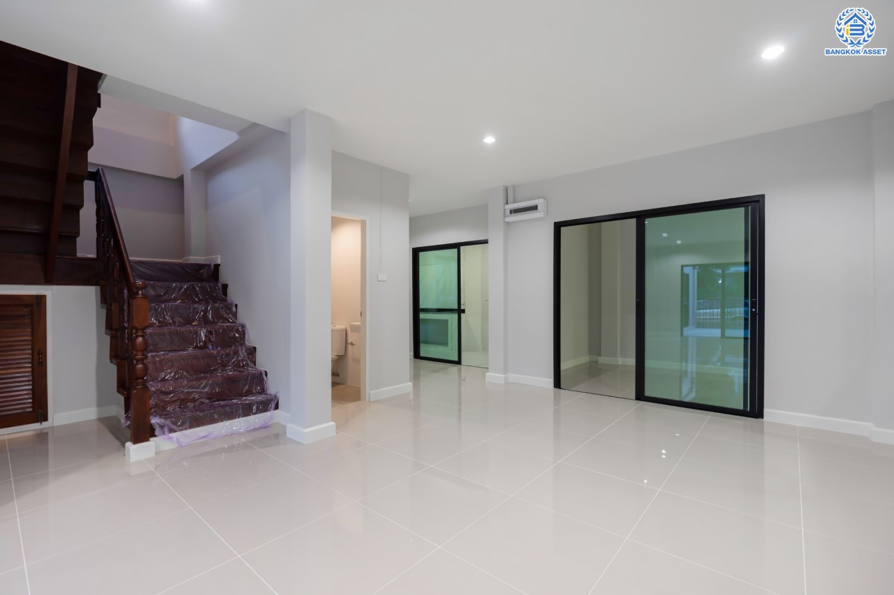 บ้านมือสองตกแต่งใหม่ แบรนด์ Property Perfect ม.มณีรินทร์ รัตนาธิเบศร์-ท่าอิฐ เนื้อที่ 54 ตร.ว. ฟังก์ชัน 3 ห้องนอน 2 ห้องน้ำ 2 ห้องอเนกประสงค์ พร้อมจอดรถได้ 2 คัน บนทำเลศักยภาพ ใกล้ทางด่วน "งามวงศ์วาน" และเพียง 10 นาที ถึงรถไฟฟ้า "สถานีบางรักน้อยท่าอิฐ"...